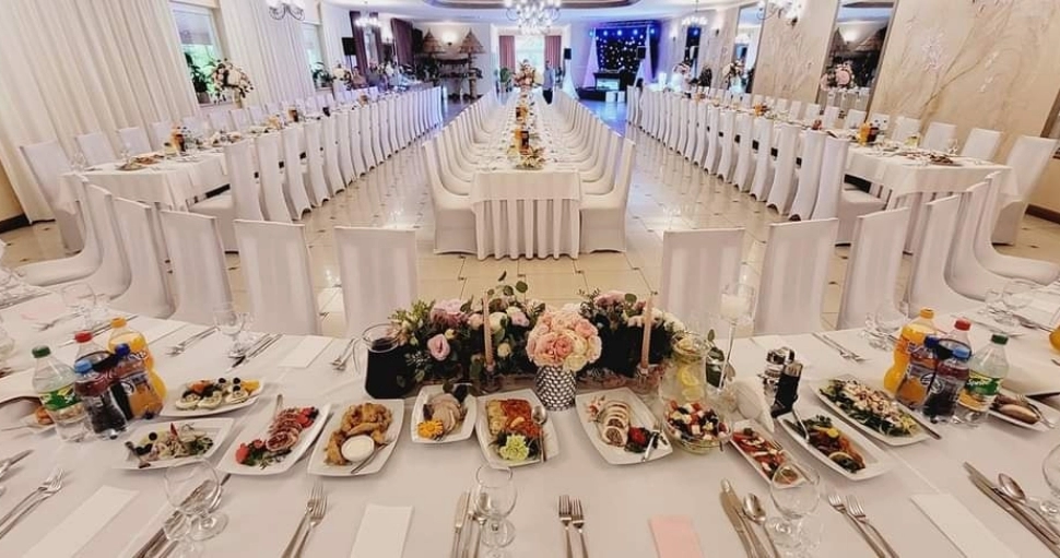 Sala weselna przyozdobiona na biało