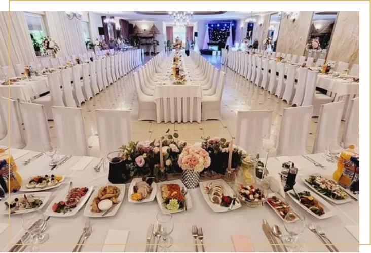 Długi stół weselny w altanie